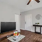 Hbg 1Br: Modern Vintage Gem